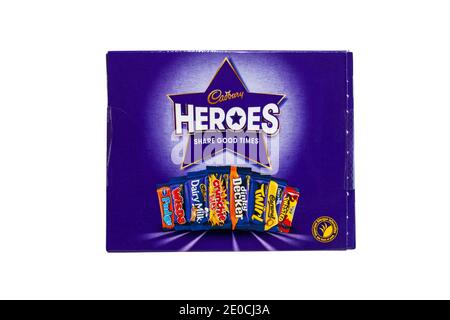 Schachtel Cadbury Heroes Schokolade auf weißem Hintergrund isoliert - teilen gute Zeiten - Helden Schokoladenbox, Helden Schokolade Stockfoto