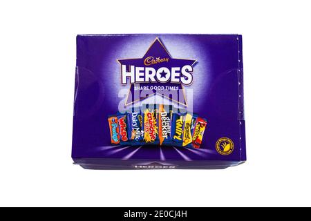 Schachtel Cadbury Heroes Schokolade auf weißem Hintergrund isoliert - teilen gute Zeiten - Helden Schokoladenbox, Helden Schokolade Stockfoto