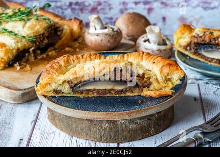 Veganer Pilz Wellington mit Aprikose, Muts und Linsen Füllung Stockfoto