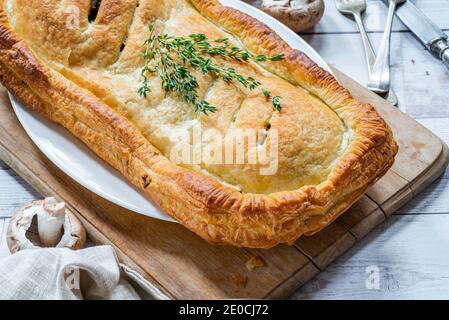 Veganer Pilz Wellington mit Aprikose, Muts und Linsen Füllung Stockfoto