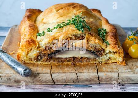 Veganer Pilz Wellington mit Aprikose, Muts und Linsen Füllung Stockfoto