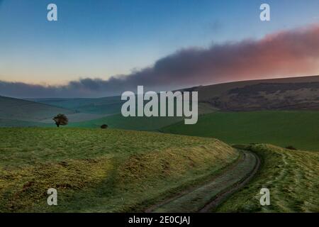 Ein Blick am frühen Morgen entlang eines Pfades in den South Downs, an einem kalten Dezembermorgen Stockfoto