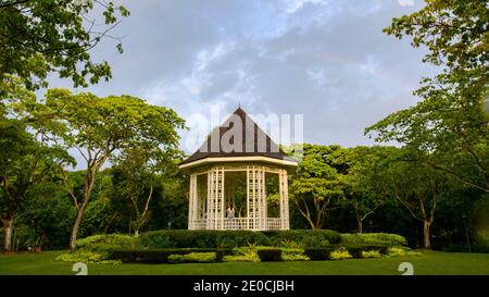 Singapur. September 2020. Am 30. September 2020 erscheint ein Regenbogen über den Singapore Botanic Gardens in Singapur. Singapur ist bekannt als Gartenstadt für seine üppige Vegetation und Gemütlichkeit. Kredit: Dann Chih Wey/Xinhua/Alamy Live Nachrichten Stockfoto