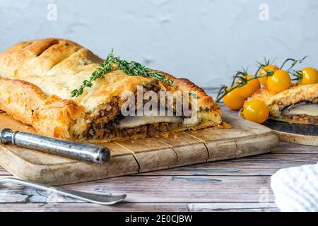 Veganer Pilz Wellington mit Aprikose, Muts und Linsen Füllung Stockfoto