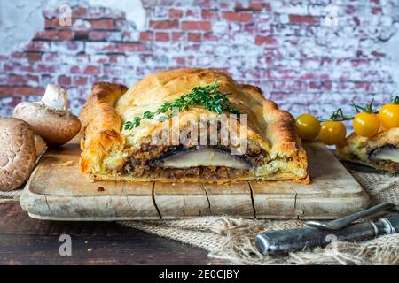 Veganer Pilz Wellington mit Aprikose, Muts und Linsen Füllung Stockfoto