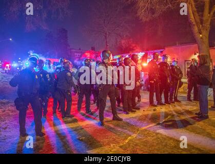 Minneapolis, Minnesota, USA. Dezember 2020. Demonstranten konfrontieren Polizei, die eine Linie hielt, während die BCA untersucht den Tatort eines Offiziers beteiligt Schießen, die das Leben von einer Person nahm. Die Drehort ist 1 Meile von wo George Floyd von der Polizei im Mai 2020 getötet wurde. Quelle: Chris Juhn/ZUMA Wire/Alamy Live News Stockfoto