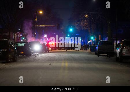 Minneapolis, Minnesota, USA. Dezember 2020. Demonstranten konfrontieren Polizei, die eine Linie hielt, während die BCA untersucht den Tatort eines Offiziers beteiligt Schießen, die das Leben von einer Person nahm. Die Drehort ist 1 Meile von wo George Floyd von der Polizei im Mai 2020 getötet wurde. Quelle: Chris Juhn/ZUMA Wire/Alamy Live News Stockfoto