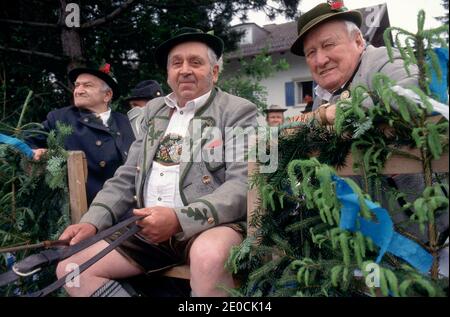 Deutschland /Bayern /Garmisch Partenkirchen /Mann in traditioneller Kleidung und sitzt auf der Pferdekarte bei der traditionellen Parade in Garmisch . Stockfoto