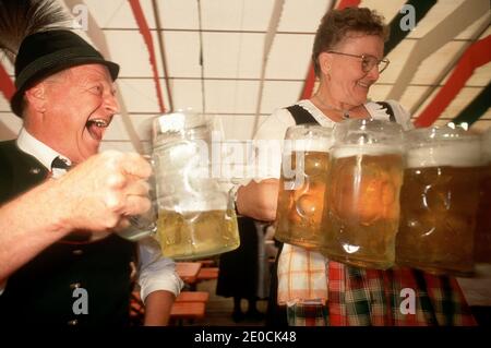 Deutschland /Bayern /München/ waitressr serviert Bier im Zelt auf dem Oktoberfest in München , Bayern . Stockfoto