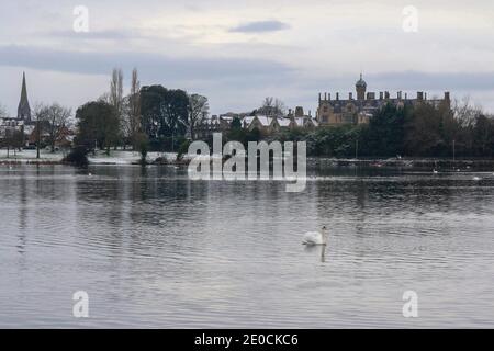 Lurgan Park, County Armagh, Nordirland, 31. Dezember 2020. UK Wetter - der letzte Tag des Jahres und der erste Schneefall des Winters im Lurgan Park. Kredit: David Hunter/Alamy Live Nachrichten. Stockfoto