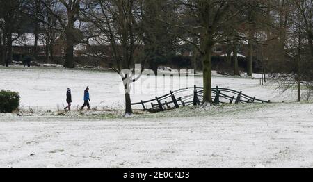 Lurgan Park, County Armagh, Nordirland, 31. Dezember 2020. UK Wetter - der letzte Tag des Jahres und der erste Schneefall des Winters im Lurgan Park. Kredit: David Hunter/Alamy Live Nachrichten. Stockfoto