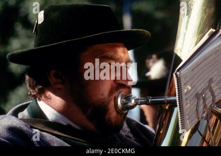 Deutschland/Bayern/ München/Mann in traditioneller Kleidung spielt auf dem Oktoberfest ein Messing-Tuba-Instrument.Bayerischer Musiker mit traditioneller Tracht Stockfoto