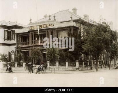 Vintage-Fotografie aus dem 19. Jahrhundert - Rikschas vor dem Oriental Hotel, Kobe, Japan, Bild um 1880 Stockfoto