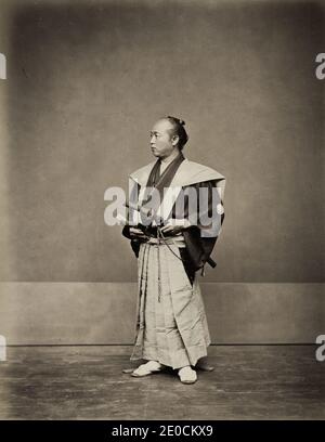 19. Jahrhundert Vintage-Fotografie - Samurai mit zwei Schwertern, Japan, um 1880, möglicherweise von einem Schauspieler gestellt. Stockfoto