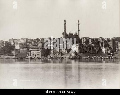 19. Jahrhundert Vintage-Fotografie - Ansicht von Benares (Varanasi) von der anderen Seite des Ganges, Indien, um 1860, Samuel Bourne für Bourne und Shepherd. Stockfoto