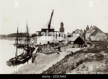 19. Jahrhundert Vintage-Fotografie - Andernach ist eine Stadt im Landkreis Mayen-Koblenz, in Rheinland-Pfalz, Deutschland, jetzt von etwa 30,000 Einwohnern. Sie liegt am Ende des Neuwied-Beckens am linken Rheinufer zwischen dem ehemaligen kleinen Fischerdorf Fornich im Norden und der Mündung des kleinen Flusses nette im Südosten, nur 13 Meilen (21 km) nördlich von Koblenz. Mit seinen fünf Außenbezirken Kell, Miesenheim, Eich, Namedy und Bad Tönisstein. Stockfoto