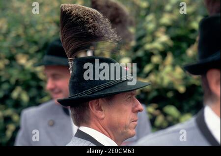 Deutschland /Bayern / Bayrisches Fest/ Mann in traditioneller Kleidung und der Bayrische Hut mit Gamsbart . Stockfoto