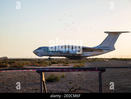 Verlassene IL76-Flugplan im Emirat Umm Al Quain, angeblich von dem berüchtigten Waffenhändler Viktor Bout zum Schmuggeln der Waffen verwendet. Stockfoto