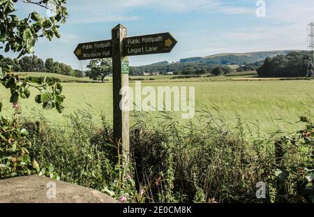 Wegweiser auf dem Landweg im Sommer in Englnd Stockfoto