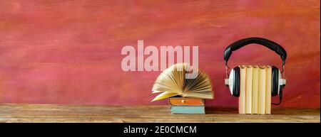 Hörbuch-Konzept mit Reihe von Büchern und Vintage-Kopfhörer, Literatur, Unterhaltung, guter Kopieplatz Stockfoto