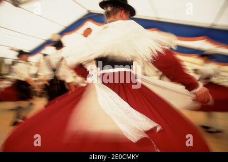 Deutschland /Bayern /Mädchen tanzt beim traditionellen Bierfest in Bayern. Stockfoto