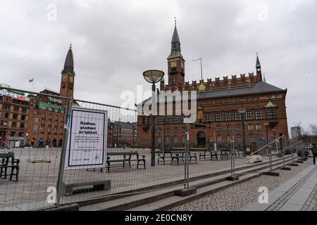 Gesperrter Rathausplatz aufgrund von Covid 19 in Kopenhagen, Dänemark Stockfoto