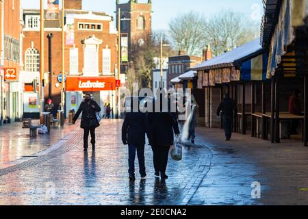 Dudley, West Midlands, Großbritannien. Dezember 2020. Dudley Stadtzentrum an Silvester, als die Stadt Covid Tier 4 Beschränkungen heute. Dudley in den West Midlands wurde in den letzten 15 Jahren wirtschaftlich hart getroffen und seine High Street ist wie viele andere Städte zurückgegangen. Dudleys Gesamtinfektionsrate betrug in der Woche bis Dezember 23 306.6 Fälle pro 100,000 Menschen - mit 986 Fällen in den sieben Tagen - ein 37.1-Prozent-Aufkommen. Kredit: Peter Lopeman/Alamy Live Nachrichten Stockfoto