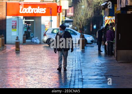 Dudley, West Midlands, Großbritannien. Dezember 2020. Dudley Stadtzentrum an Silvester, als die Stadt Covid Tier 4 Beschränkungen heute. Dudley in den West Midlands wurde in den letzten 15 Jahren wirtschaftlich hart getroffen und seine High Street ist wie viele andere Städte zurückgegangen. Dudleys Gesamtinfektionsrate betrug in der Woche bis Dezember 23 306.6 Fälle pro 100,000 Menschen - mit 986 Fällen in den sieben Tagen - ein 37.1-Prozent-Aufkommen. Kredit: Peter Lopeman/Alamy Live Nachrichten Stockfoto