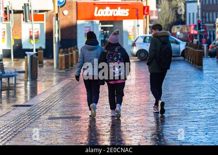 Dudley, West Midlands, Großbritannien. Dezember 2020. Dudley Stadtzentrum an Silvester, als die Stadt Covid Tier 4 Beschränkungen heute. Dudley in den West Midlands wurde in den letzten 15 Jahren wirtschaftlich hart getroffen und seine High Street ist wie viele andere Städte zurückgegangen. Dudleys Gesamtinfektionsrate betrug in der Woche bis Dezember 23 306.6 Fälle pro 100,000 Menschen - mit 986 Fällen in den sieben Tagen - ein 37.1-Prozent-Aufkommen. Kredit: Peter Lopeman/Alamy Live Nachrichten Stockfoto