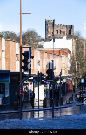 Dudley, West Midlands, Großbritannien. Dezember 2020. Dudley Stadtzentrum an Silvester, als die Stadt Covid Tier 4 Beschränkungen heute. Dudley in den West Midlands wurde in den letzten 15 Jahren wirtschaftlich hart getroffen und seine High Street ist wie viele andere Städte zurückgegangen. Dudleys Gesamtinfektionsrate betrug in der Woche bis Dezember 23 306.6 Fälle pro 100,000 Menschen - mit 986 Fällen in den sieben Tagen - ein 37.1-Prozent-Aufkommen. Kredit: Peter Lopeman/Alamy Live Nachrichten Stockfoto