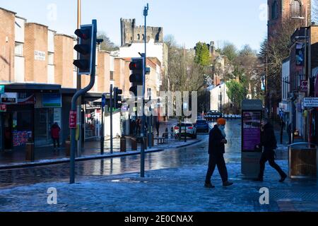 Dudley, West Midlands, Großbritannien. Dezember 2020. Dudley Stadtzentrum an Silvester, als die Stadt Covid Tier 4 Beschränkungen heute. Dudley in den West Midlands wurde in den letzten 15 Jahren wirtschaftlich hart getroffen und seine High Street ist wie viele andere Städte zurückgegangen. Dudleys Gesamtinfektionsrate betrug in der Woche bis Dezember 23 306.6 Fälle pro 100,000 Menschen - mit 986 Fällen in den sieben Tagen - ein 37.1-Prozent-Aufkommen. Kredit: Peter Lopeman/Alamy Live Nachrichten Stockfoto