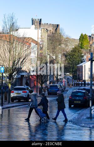 Dudley, West Midlands, Großbritannien. Dezember 2020. Dudley Stadtzentrum an Silvester, als die Stadt Covid Tier 4 Beschränkungen heute. Dudley in den West Midlands wurde in den letzten 15 Jahren wirtschaftlich hart getroffen und seine High Street ist wie viele andere Städte zurückgegangen. Dudleys Gesamtinfektionsrate betrug in der Woche bis Dezember 23 306.6 Fälle pro 100,000 Menschen - mit 986 Fällen in den sieben Tagen - ein 37.1-Prozent-Aufkommen. Kredit: Peter Lopeman/Alamy Live Nachrichten Stockfoto