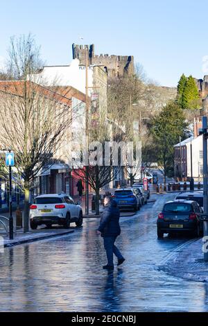 Dudley, West Midlands, Großbritannien. Dezember 2020. Dudley Stadtzentrum an Silvester, als die Stadt Covid Tier 4 Beschränkungen heute. Dudley in den West Midlands wurde in den letzten 15 Jahren wirtschaftlich hart getroffen und seine High Street ist wie viele andere Städte zurückgegangen. Dudleys Gesamtinfektionsrate betrug in der Woche bis Dezember 23 306.6 Fälle pro 100,000 Menschen - mit 986 Fällen in den sieben Tagen - ein 37.1-Prozent-Aufkommen. Kredit: Peter Lopeman/Alamy Live Nachrichten Stockfoto