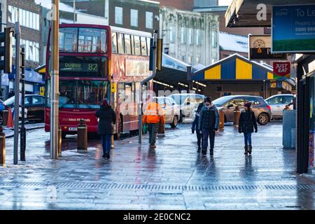 Dudley, West Midlands, Großbritannien. Dezember 2020. Dudley Stadtzentrum an Silvester, als die Stadt Covid Tier 4 Beschränkungen heute. Dudley in den West Midlands wurde in den letzten 15 Jahren wirtschaftlich hart getroffen und seine High Street ist wie viele andere Städte zurückgegangen. Dudleys Gesamtinfektionsrate betrug in der Woche bis Dezember 23 306.6 Fälle pro 100,000 Menschen - mit 986 Fällen in den sieben Tagen - ein 37.1-Prozent-Aufkommen. Kredit: Peter Lopeman/Alamy Live Nachrichten Stockfoto