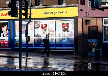 Dudley, West Midlands, Großbritannien. Dezember 2020. Dudley Stadtzentrum an Silvester, als die Stadt Covid Tier 4 Beschränkungen heute. Dudley in den West Midlands wurde in den letzten 15 Jahren wirtschaftlich hart getroffen und seine High Street ist wie viele andere Städte zurückgegangen. Dudleys Gesamtinfektionsrate betrug in der Woche bis Dezember 23 306.6 Fälle pro 100,000 Menschen - mit 986 Fällen in den sieben Tagen - ein 37.1-Prozent-Aufkommen. Kredit: Peter Lopeman/Alamy Live Nachrichten Stockfoto