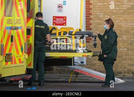 Krankenwagen vor dem Southend University Hospital in Essex. Krankenhäuser in der Grafschaft haben einen größeren Zwischenfall erklärt, und die lokalen Behörden, besorgt über die Anzahl der Covid-19-Fälle, haben um militärische Hilfe gebeten, um die Krankenhauskapazität zu erhöhen, mit Befürchtungen über kritische Versorgung, Bettkapazität und Personalkrankheit. Stockfoto