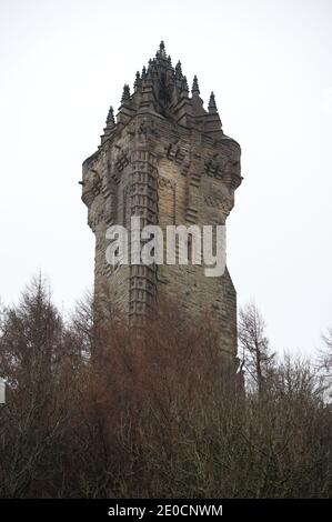 Stirling, Schottland, Großbritannien. Dezember 2020. Im Bild: Wallace Monument. Pyrotechnische Experten von 21CC Fireworks, einem Event-Unternehmen mit Sitz in Edinburgh, laden die Mörsergranaten vorsichtig in ihre Trägerrohre, während sie sich auf diese Abende vorbereiten.Hogmanay Pyro Spectacular, das den Himmel über dem Wallace Monument erleuchten wird. Eine Lichtshow, die auf die Fassade des Wallace Monument projiziert wird, wird das Feuerwerk begleiten. Aufgrund der Coronavirus-Pandemie (COVID19) wird die Show live im Fernsehen und online gestreamt, da Schottland in Phase 4 gesperrt ist. Quelle: Colin Fisher/Alamy Live News Stockfoto