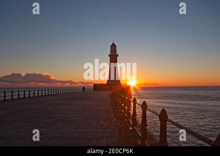 Sonnenaufgang am Roker Pier und Leuchtturm, der von der Nordseeküste bei Sunderland, Tyne und Wear, Nordostengland, reicht. Stockfoto