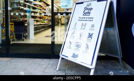 London UK, Dezember 31 2020, COVID-19 Soziale Distanzierungsschilder außerhalb der Boots Pharmacy auf einer leeren High Street in Tier 4 Lockdown Stockfoto