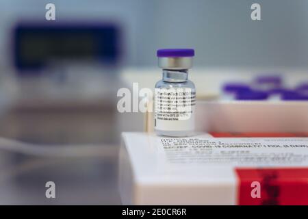 Fläschchen mit Pfizer BioNTech-Impfstoff gegen COVID-19 an der Medizinischen Universität in Warschau, Polen Stockfoto
