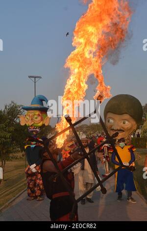 Lahore, Pakistan. Dezember 2020. Pakistani eine große Anzahl von Familien sitzen in den Boden nehmen an "Family Winters Festival" auf der Rennstrecke Jilani Park in der Provinzhauptstadt Lahore. Familien genießen das Dinosauriermodell und die Show „Breathing Fire from Mouth“ während des „Family Winters Festival“ auf dem Pferderennplatz Jilani Park. (Foto von Rana Sajid Hussain/Pacific Press) Quelle: Pacific Press Media Production Corp./Alamy Live News Stockfoto