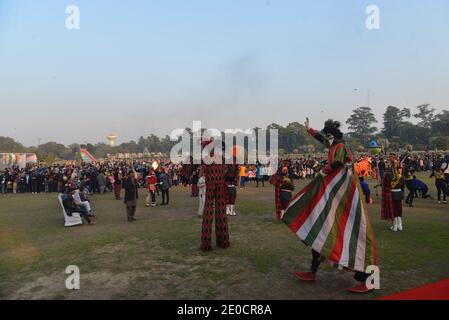 Lahore, Pakistan. Dezember 2020. Pakistani eine große Anzahl von Familien sitzen in den Boden nehmen an "Family Winters Festival" auf der Rennstrecke Jilani Park in der Provinzhauptstadt Lahore. Familien genießen das Dinosauriermodell und die Show „Breathing Fire from Mouth“ während des „Family Winters Festival“ auf dem Pferderennplatz Jilani Park. (Foto von Rana Sajid Hussain/Pacific Press) Quelle: Pacific Press Media Production Corp./Alamy Live News Stockfoto