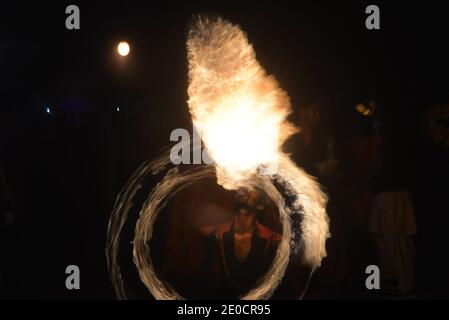 Lahore, Pakistan. Dezember 2020. Pakistani eine große Anzahl von Familien sitzen in den Boden nehmen an "Family Winters Festival" auf der Rennstrecke Jilani Park in der Provinzhauptstadt Lahore. Familien genießen das Dinosauriermodell und die Show „Breathing Fire from Mouth“ während des „Family Winters Festival“ auf dem Pferderennplatz Jilani Park. (Foto von Rana Sajid Hussain/Pacific Press) Quelle: Pacific Press Media Production Corp./Alamy Live News Stockfoto