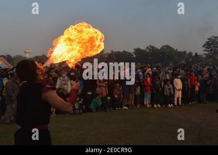 Lahore, Pakistan. Dezember 2020. Pakistani eine große Anzahl von Familien sitzen in den Boden nehmen an "Family Winters Festival" auf der Rennstrecke Jilani Park in der Provinzhauptstadt Lahore. Familien genießen das Dinosauriermodell und die Show „Breathing Fire from Mouth“ während des „Family Winters Festival“ auf dem Pferderennplatz Jilani Park. (Foto von Rana Sajid Hussain/Pacific Press) Quelle: Pacific Press Media Production Corp./Alamy Live News Stockfoto