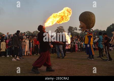 Lahore, Pakistan. Dezember 2020. Pakistani eine große Anzahl von Familien sitzen in den Boden nehmen an "Family Winters Festival" auf der Rennstrecke Jilani Park in der Provinzhauptstadt Lahore. Familien genießen das Dinosauriermodell und die Show „Breathing Fire from Mouth“ während des „Family Winters Festival“ auf dem Pferderennplatz Jilani Park. (Foto von Rana Sajid Hussain/Pacific Press) Quelle: Pacific Press Media Production Corp./Alamy Live News Stockfoto