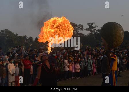 Lahore, Pakistan. Dezember 2020. Pakistani eine große Anzahl von Familien sitzen in den Boden nehmen an "Family Winters Festival" auf der Rennstrecke Jilani Park in der Provinzhauptstadt Lahore. Familien genießen das Dinosauriermodell und die Show „Breathing Fire from Mouth“ während des „Family Winters Festival“ auf dem Pferderennplatz Jilani Park. (Foto von Rana Sajid Hussain/Pacific Press) Quelle: Pacific Press Media Production Corp./Alamy Live News Stockfoto