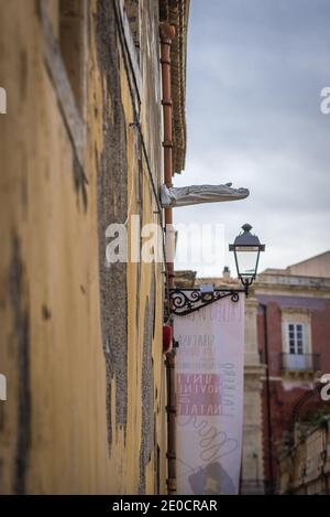 "Madonna Verso il Cielo" Installationskunst entworfen von Alfredo Romano auf Via Santa Lucia Alla Badia Straße, Insel Ortygia, Syrakus, Sizilien, Italien Stockfoto