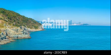 Skyline von Busan hinter der Halbinsel Igidae, Republik Korea Stockfoto