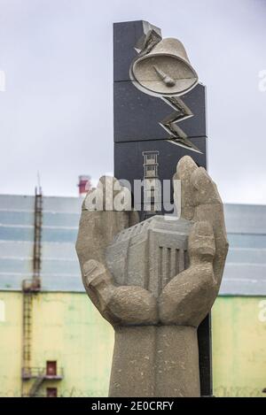 Denkmal für die Opfer von Tschernobyl vor Kernkraftwerk Tschernobyl in der Zone der Entfremdung, Ukraine Stockfoto