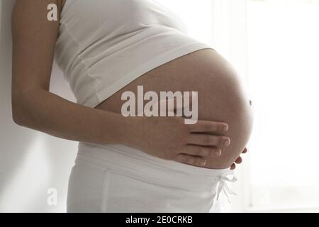 GROSSBRITANNIEN / England / London / schwangere Frau im Besitz Ihr Bauch Stockfoto